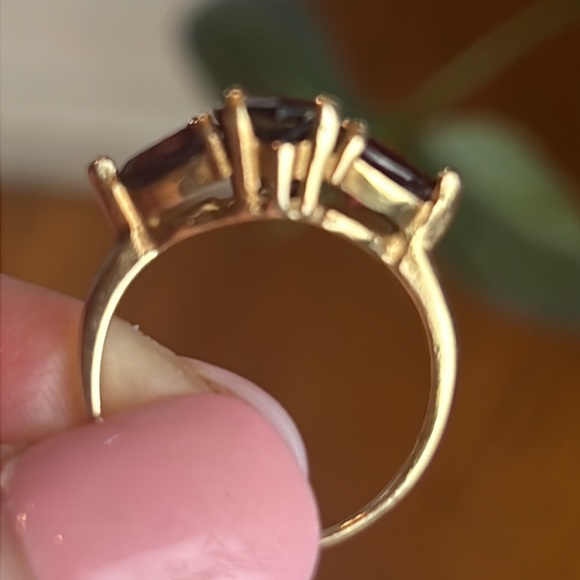 Stunning Garnet and 10K Gold ring, Size 6 - Picture 4 of 7
